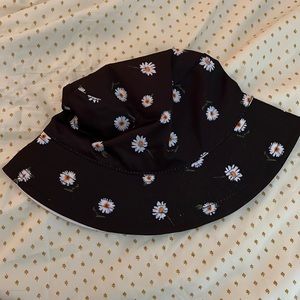 Alice + Olivia bucket hat